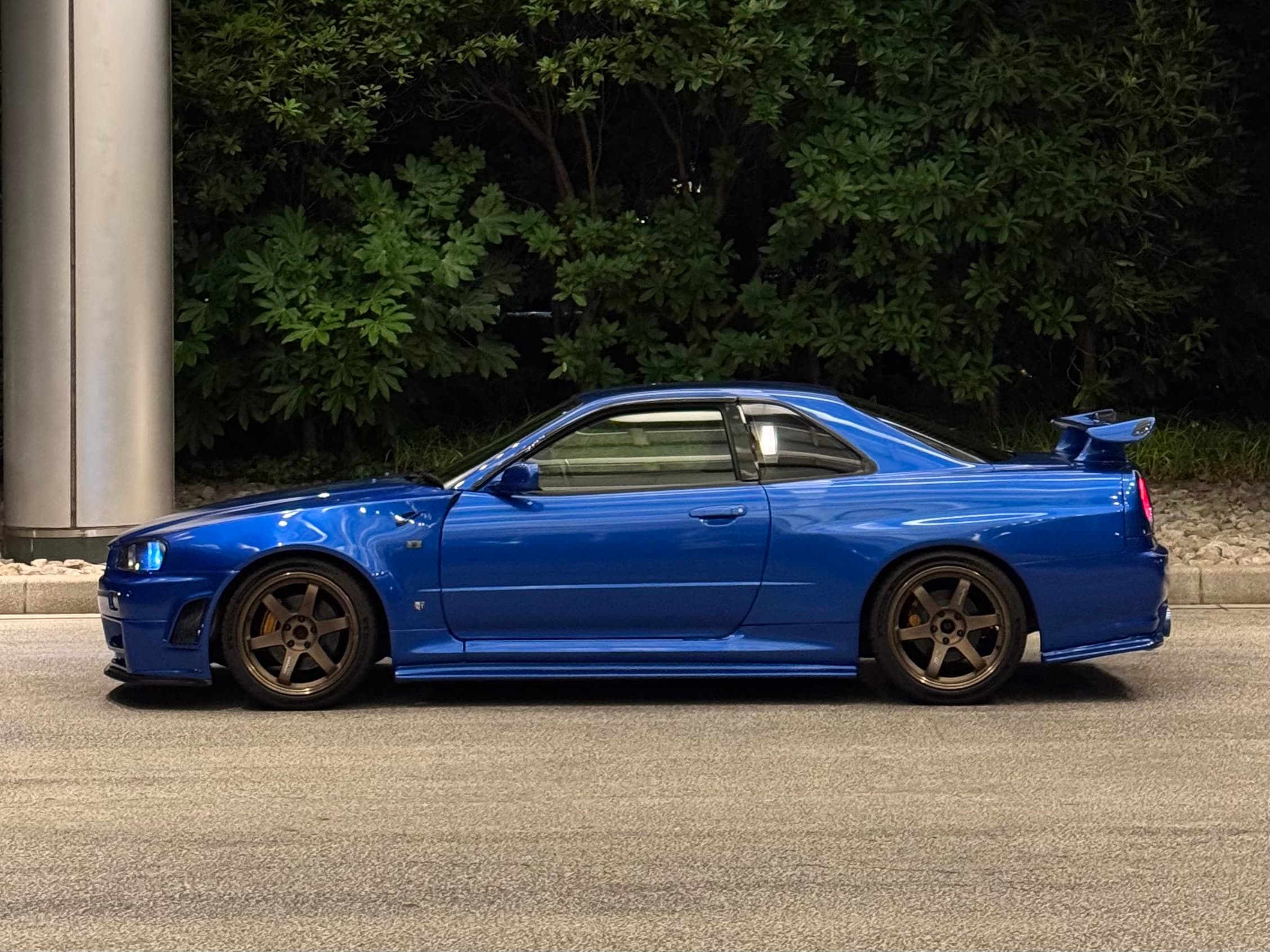 JDM tour vehicle, side angle